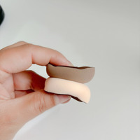 Nouvelle forme douce marron Mini doigt moelleux maquillage cosmétique éponge poudre libre bouffée Logo personnalisé éponge de maquillage