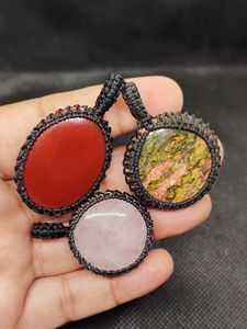 Los más vendidos: Lote al por mayor de collares de moda con colgantes de macramé de hilo y gemas de unakita de formas mixtas en latón. - Product Image 2