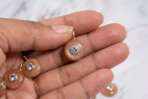Suministro al por mayor de colgantes de piedra lunar de melocotón con incrustaciones de circonita azul redonda, chapado en oro de 18k, para minoristas, proveedor versátil de joyería - Product Image 3