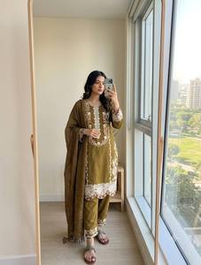 Ensemble Kurta indien pakistanais brodé à manches longues avec dentelle florale et boutons, tenue élégante pour les fêtes et les mariages - Product Image 1