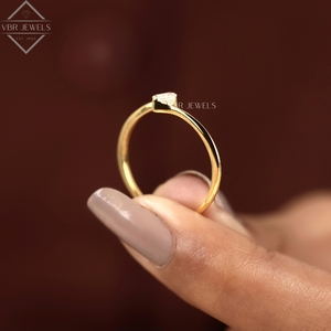 Anillo minimalista de diamantes baguette en oro amarillo con banda retorcida, proveedor de joyería nupcial para mujeres, regalo. - Product Image 2