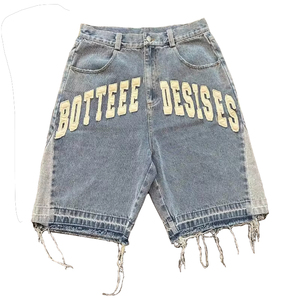 Pantalones cortos de mezclilla personalizados para hombre con parche de chenilla, estilo jorts, con borde deshilachado, vaqueros holgados con paneles de contraste, lavado a contraste, estilo streetwear, hasta la rodilla, transpirables - Product Image 1