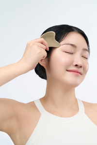 Outil facial Gua Sha en forme de cœur NOBBAN, bronze coréen Bangjja Yugi (alliage 78:22), lifting en V et massage du visage - Product Image 2
