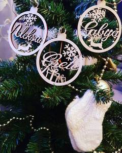 Adorno Navideño de Madera Circular Cortado con Láser, Decoración Personalizada con Nombre, Decoración Navideña para el Hogar - Product Image 4