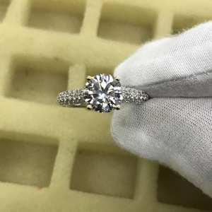 Anillo de compromiso de moissanita de corte brillante redondo de dos tonos con halo oculto, plata de ley 925, engaste pavé, regalo para mujer - Product Image 3