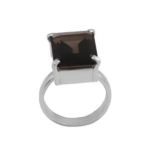 Bague de cocktail moderne pour femme avec pierre de quartz fumé taille émeraude dans un serti à griffes en argent 925 - Product Image 1