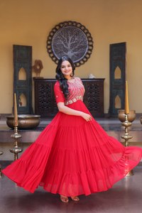TENNECY Hermoso Conjunto de Pent y Dupatta con Diseño Moderno y Novedoso, Bordado Falso con Lentejuelas Zari, Reversible y de Secado Rápido para Mujer - Product Image 3