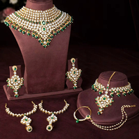 Parure de collier ras-du-cou, boucles d'oreilles et Maang Tikka ethniques vintage en cuivre plaqué or avec perles, pour mariée, de haute qualité, de marque tierce