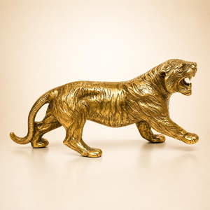 Sculpture de panthère en métal finition or de luxe avec détails de fourrure gravés et design de bouche ouverte féroce, chat sauvage décoratif - Product Image 1