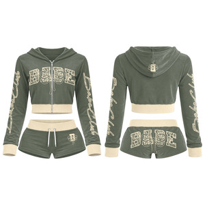 Conjunto de shorts de poli spandex de alta calidad con chaqueta corta con paneles en contraste negro, camiseta 100% algodón con logo personalizado y shorts. - Product Image 4