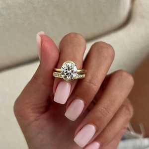 Bague solitaire demi-besace fine et demi-alliance éternelle en or jaune 14 carats avec diamant rond de laboratoire de 3 carats, certifiée IGI - Product Image 4