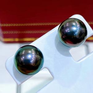 Boucles d'oreilles en perles naturelles vert paon de Tahiti 9-10 mm, brillance huileuse, impeccables, polyvalentes, en argent pur 925, pour le quotidien - Product Image 1