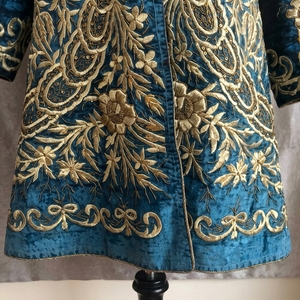 Chaqueta de terciopelo bordada a mano para mujer, abrigo étnico con hilo dorado floral, vestimenta de iglesia bordada - Product Image 4