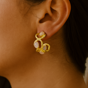 Boucles d'oreilles créoles texturées en laiton électrolytique or Amazonite fabriquées à la main clous de créateur élégants bijoux artisanaux en gros à la mode - Product Image 2