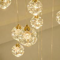 Grand lustre suspendu en cristal sur mesure, style moderne et épuré, pour salon et maison