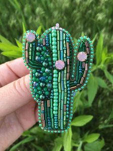 Broche sophistiquée brodée de perles, bijoux de créateur faits à la main avec une finition de qualité supérieure, broderie artisanale de luxe - Product Image 5