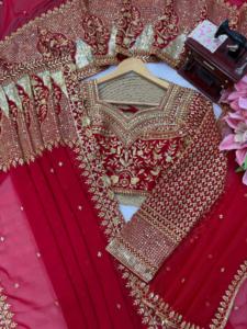 Sari en Faux Georgette avec broderie complexe et travail de sequins, accompagné d'un chemisier en Faux Georgette et d'un ensemble de dupatta en tulle doux - Product Image 4