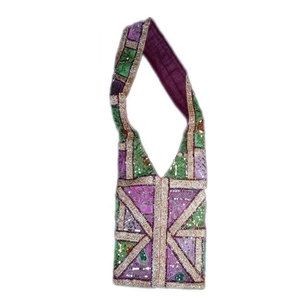 Bolso de Tela Étnica con Corte en V y Borde Brillante, Bolso de Hombro Tradicional Hecho a Mano, Bolso Textil Cultural Elegante y Moderno - Product Image 2