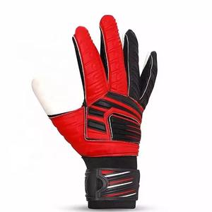 แผ่นป้องกันนิ้วมือที่ยืดหยุ่นและซับในที่นุ่มช่วยเพิ่มความรู้สึกถือลูกบอลขึ้นอย่างมั่นคง พร้อมถุงมือผู้รักษาประตูที่ออกแบบมาเพื่อการใช้งานปกติสำหรับเยาวชน - Product Image 2