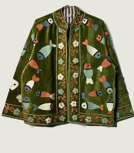 Veste Suzani en velours respirant faite à la main, broderie florale bohème, vêtement de festival pour femme, manteau court bohème, cadeau en velours - Product Image 2