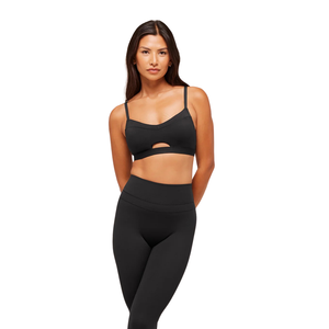 Sujetador deportivo Peekaboo negro para mujer con logo personalizado, de nailon y elastano, con aberturas tipo balconette, top de yoga de soporte ligero para gimnasio y fitness. - Product Image 6