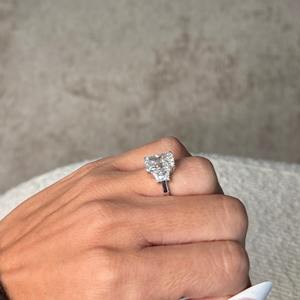 Bague de fiançailles à trois pierres en diamant de laboratoire taille radiant de 5 carats _ Pierres latérales trapézoïdales _ Certifiée IGI _ 18 carats - Product Image 3