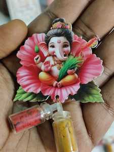 Rakhi de luxe pour bébé Ganesha avec flacons de Roli Chawal, fait main, fil de Raksha Bandhan sacré, design floral mignon Bal Ganesha - Product Image 2