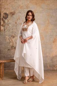 Conjunto de traje de pantalón y kurta recta de lino blanco de lujo con bordados, forro completo y dupatta a juego para mujer, ideal para bodas y fiestas. - Product Image 2