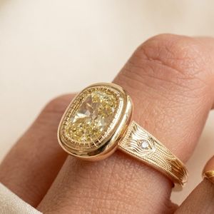 Anillo Art Deco de Moissanita con Corte Cojín de 2CT en Color Amarillo, Oro Sólido de 14K, Unisex, Regalo de Aniversario o Promesa para Parejas - Product Image 1