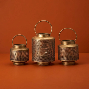 Lanternes élégantes en métal doré avec des verres et des poignées suspendues pour une touche d'élégance et une décoration contemporaine charmante pour la maison - Product Image 1