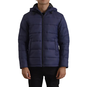 Experimente la calidez y el estilo con una chaqueta acolchada ligera, ideal para el uso diario al aire libre. - Product Image 4