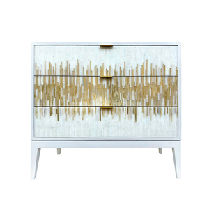 Meubles de chambre à coucher modernes et luxueux, comprenant une table de chevet Capiz verticale avec incrustations en laiton doré et blanc, dotée de trois tiroirs et de poignées. - Product Image 1