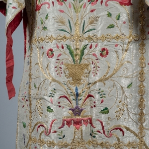 Casulla Litúrgica Elegante Personalizada con Bordado a Mano en Oro, Dálmatica Ornamentada con Flores para Clérigos - Product Image 3