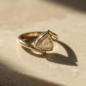 Anillo Moderno de Oro Sólido de 14K con Diamante Cultivado en Laboratorio de 2.01CT con Corte Trillón y Banda Cruzada, Regalo Fino para Fiesta de Compromiso para Novias - Product Image 5