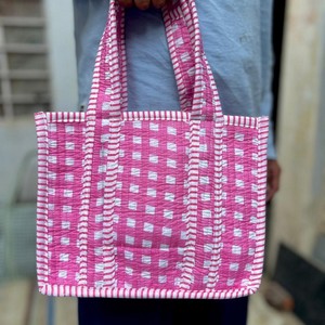 กระเป๋าโท้ทผ้าฝ้ายลายตารางสีเขียวและชมพูพร้อมหูหิ้วลายทาง ดีไซน์เปิดด้านบน สำหรับการช้อปปิ้ง ใช้ได้ทุกฤดูกาล - Product Image 6