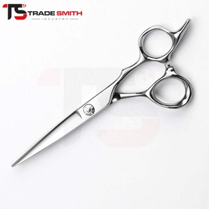 Tijeras de peluquería clásicas de acero inoxidable TSI, instrumento de precisión para cortar el cabello, para uso profesional en salones y barberías. - Product Image 4