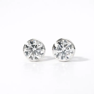 Aretes de Diamante Cultivado en Laboratorio, Corte Redondo, Oro Sólido de 14K, Diseño Solitario, Minimalista, Ecológico, Regalo Ético y Atemporal - Product Image 1