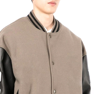 Blouson universitaire unisexe en laine beige OEM 2026 avec col montant, logo frontal, coupe classique, style décontracté hiver – En promotion - Product Image 4