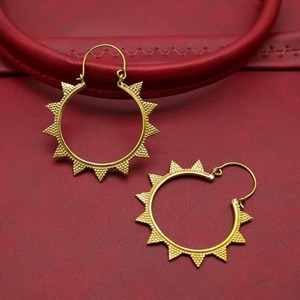 Boucles d'oreilles créoles en laiton plaqué or avec motif soleil, bijoux tendance, forme circulaire, accessoire artisanal en métal - Product Image 1