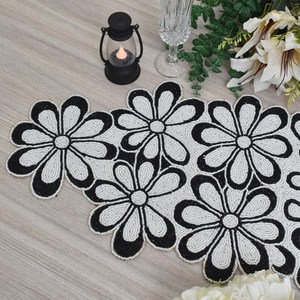 Napperons de table floraux en tissu antidérapants, design moderne, forme de fleur, noir et blanc, décoratifs - Product Image 2