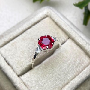 แหวนหมั้นพลอยทับทิมสำหรับผู้หญิง แหวนพลอยสีแดง เงินสเตอร์ลิงหรือทองคำแท้ ของขวัญเครื่องประดับประจำเดือนกรกฎาคม - Product Image 2
