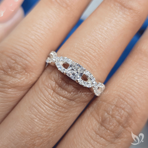 Bague de fiançailles en or blanc 10K avec diamant de laboratoire taille coussin 0,5 carat et bande pavée torsadée, certifiée IGI - Product Image 5