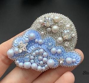 Broche brodée à la main avec perles, accessoire de mode artisanal de luxe, broche brodée de perles, bijou floral fait main pour femme E - Product Image 1