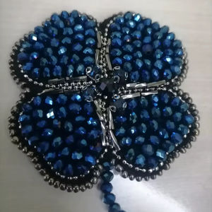 Broche artisanale en perles de rocaille brodées, style bohème, accessoire de mode - Product Image 1