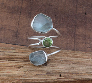 แหวนเงินแท้ 925 ประดับพลอยบลูโทแพซธรรมชาติ ดีไซน์คลาสสิกสำหรับงานแต่งงานและงานปาร์ตี้ แบบครึ่งวง ประดับพลอยหลายเม็ด สำหรับผู้หญิง - Product Image 2