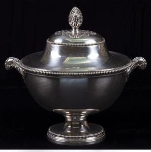 Soupière vintage en argent avec motif de vigne et plateau de présentation assorti. Ce set est disponible à prix de gros. - Product Image 5