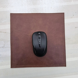 Tapis de Souris en Cuir Véritable Personnalisable avec Nom Gravé, Tapis de Bureau en Cuir Pleine Fleur de Vachette pour Cadeau LMP-0134 - Product Image 1
