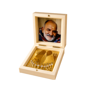 Caja del Templo Neem Karoli Baba con Figura Metálica Dorada de Charan Paduka, Caja de Regalo Espiritual para Puja en Color Blanco Marfil - Product Image 1