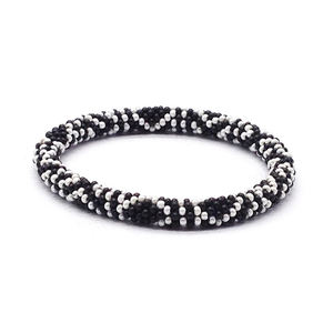 Fabricant et exportateur en gros au Népal vendant des bracelets en perles de verre de haute qualité, au design tendance, faits à la main, pour femmes, de la marque Ahana. - Product Image 1