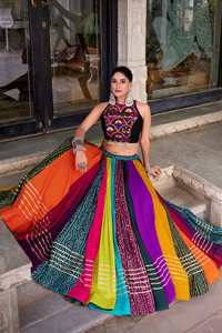 Conjunto de lehenga choli listo para usar, especial para Navratri, con diseño estampado de diseñador, detalles de gota patti y trabajo de espejo en rayón. - Product Image 1